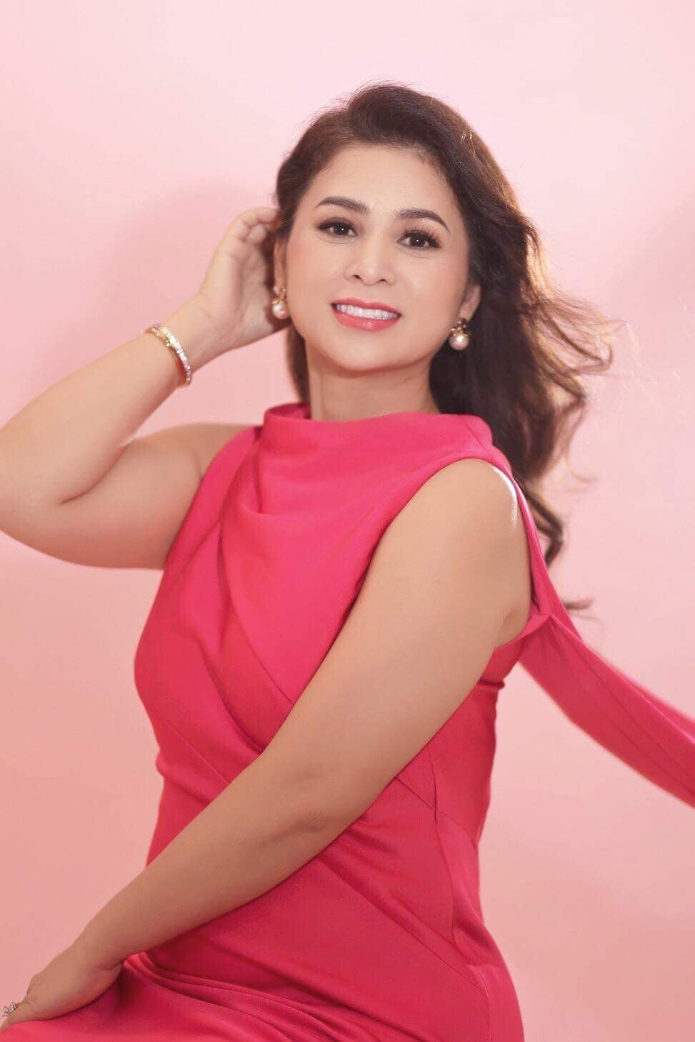 Điều thú vị là dù phải đảm đương vô số trọng trách, nữ doanh nhân này vẫn dành thời gian để… chơi Tiktok. Những video của nữ doanh nhân thu hút rất nhiều lượng tương tác từ netizen.