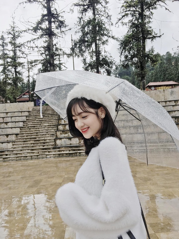 Hiện tại, ngoài thời gian học ở trường thì Khánh Linh còn làm người mẫu ảnh quen thuộc với các cửa hàng thời trang.