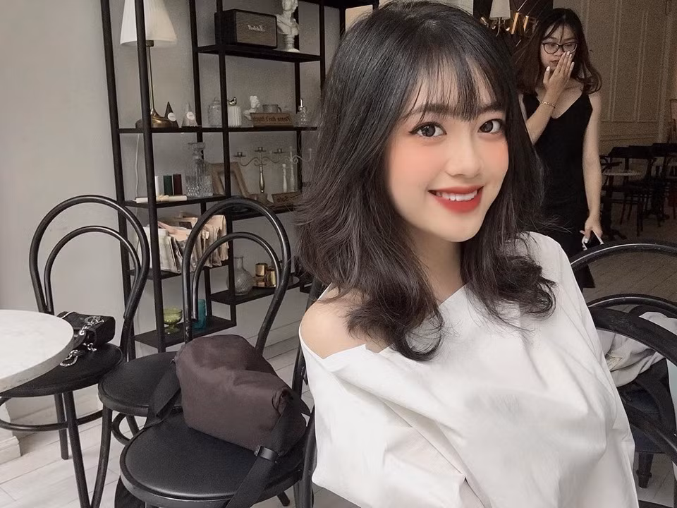 Hiện tại, những hình ảnh của Khánh Linh thu hút hàng ngàn lượt like và những "cơn mưa lời khen" đến từ cư dân mạng.