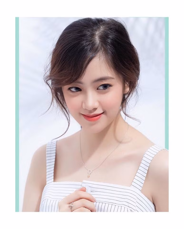 Khánh Linh nêu rõ quan điểm, vốn dĩ trên đời này “không gì là không thể”. Cũng chẳng hề có con đường nào trải đầy hoa hồng, bản thân cô phải tự nỗ lực cố gắng, trải qua những khó khăn để trở nên trưởng thành hơn.