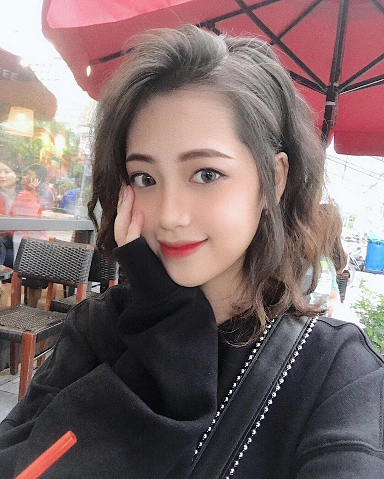 Tháng 9 vừa qua, Khánh Linh cũng “gây bão” cộng đồng mạng khi xuất hiện trong một game show truyền hình và nhận được lời khuyên “nên đi thi hoa hậu vì quá đẹp”.