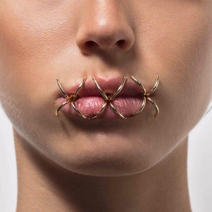 Nếu bạn là người khẩu nghiệp quá nhiều, 1 khoá môi chữ X không đủ thì hãy mua 3 cái khoá kín môi cho cẩn thận, tránh lỡ mồm lỡ miệng dịp đầu xuân năm mới.