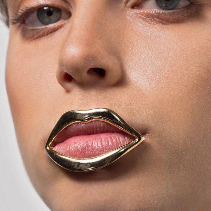 "Mình dùng cái này thì mình vẫn khẩu nghiệp thôi, nhưng mà là khẩu nghiệp kiểu sang chảnh đó mọi người ạ?", "Shop nào bán ship cho mình đôi chục cái mình đi tặng cả lũ bạn chứ chúng nói nặng nghiệp quá rồi?" - Dân mạng hài hước bình luận.