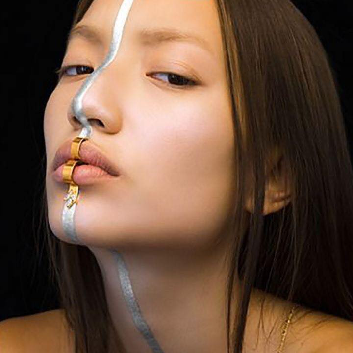 Có những phụ kiện như thế này thì chủ nhân khòi lo bị nghiệp tụ vành môi dịp đầu năm. Có lẽ do quá lo lắng cho tình trạng khẩu nghiệp vô tội vạ của giới trẻ nên các hãng thời trang, trang sức nảy ra ý tưởng hài hước này chăng?.