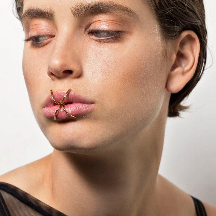 Khoá môi hình chữ X không chỉ là phụ kiện tránh nghiệp tụ vành môi mà còn giúp cho chủ nhân bóp mồm bóp miệng, bớt ăn nhiều dịp tết để không phải khốn khổ tăng cân.