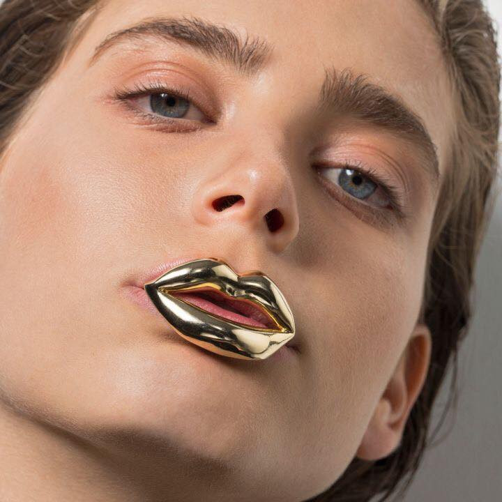 Phụ kiện khẩu nghiệp hình đôi môi để sở hữu một đôi môi xinh, không chửi bậy, không văng tục để có một cái tết thật vui vẻ.