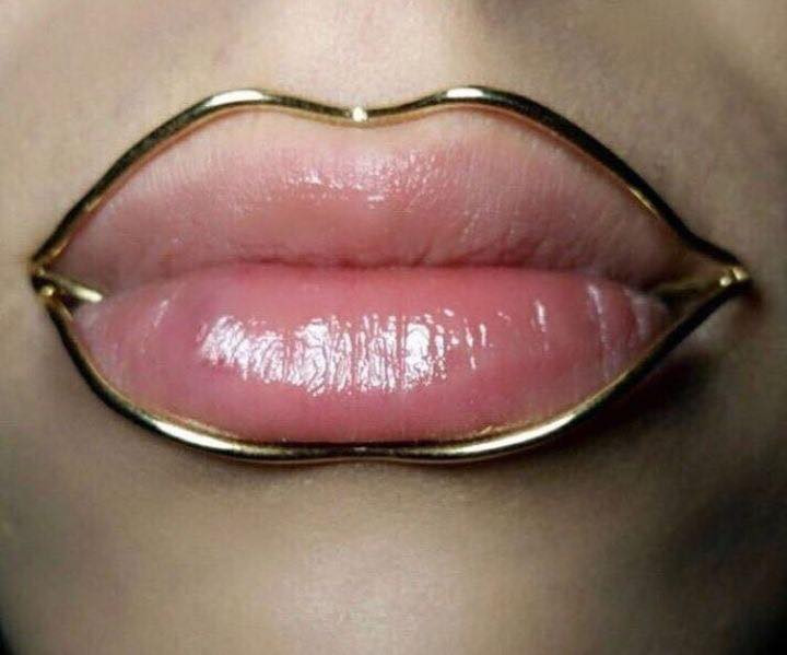 Mặc dù không biết ý nghĩa thực sự là gì nhưng hiện các món phụ kiện này đang trở thành tâm điểm chú ý của cộng đồng mạng Việt Nam vì trông quá buồn cười.