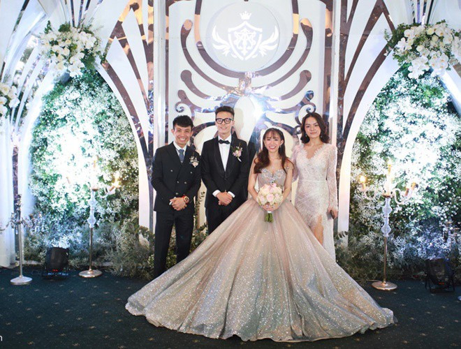 Đám cưới con gái đại gia Minh Nhựa - Joyce Phạm (Minh Anh,1999) diễn ra hôm 8/9 được nhiều CĐM chú ý vì sự sang trọng, hoành tráng và dàn khách mời khủng.