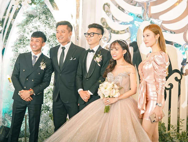 Đám cưới con gái Minh Nhựa gây nhiều chú ý khi cặp đôi liên tục "thả thính" với những tấm ảnh hậu trường chụp ảnh cưới, ảnh đăng ký kết hôn...