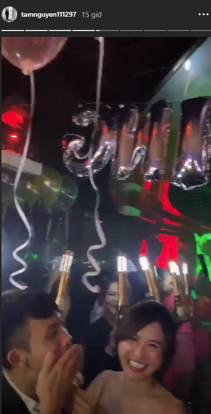 Tưởng vợ hai đại gia Minh Nhựa không tham gia đám cưới con chồng, nhưng Mina Phạm có mặt trong story của con rể Tâm Nguyễn, khi cả gia đình cùng lên bar vui chơi sau tiệc chính.