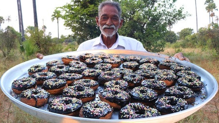 Không chỉ dành tặng đồ ăn trong clip cho trẻ em và người nghèo, toàn bộ tiền doanh thu từ kênh Grandpa Kitchen cũng được dùng vào những hoạt động xã hội, giúp đỡ những người kém may mắn.