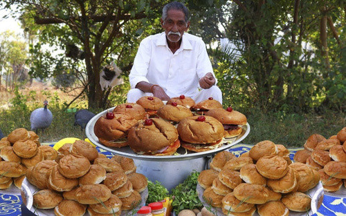 Khác với bà Tân, những món ăn của ông cụ Narayana Reddy nấu ra để dành tặng cho tất cả những trẻ em mồ côi, những người nghèo. Chính bởi vậy, những video của ông được nhiều người yêu mến và đón nhận.