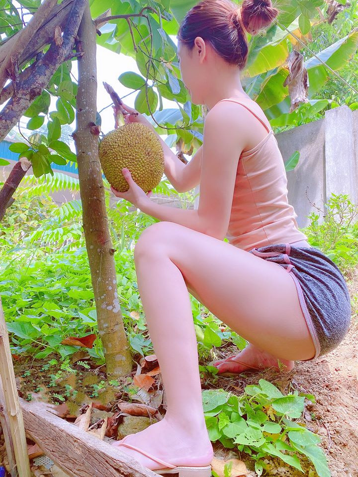 Những hình ảnh đời thường được cô chia trên các trang mạng xã hội, đây cũng là điểm khác biệt để người hâm mộ nhớ về Hằng Nguyễn so với nhiều gymer khác. Khoảnh khắc đời thường của cô tại quê nhà tạo được thiện cảm với nhiều người, gần gũi và chất phác.