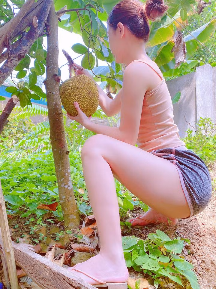 Những hình ảnh đời thường được cô chia trên các trang mạng xã hội, đây cũng là điểm khác biệt để người hâm mộ nhớ về Hằng Nguyễn so với nhiều gymer khác. Khoảnh khắc đời thường của cô tại quê nhà tạo được thiện cảm với nhiều người, gần gũi và chất phác.