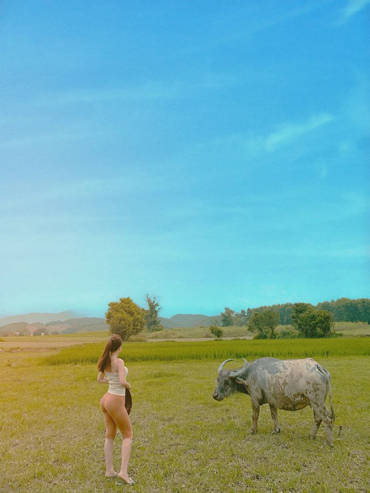 Nhiều năm gắn bó với gym, Hằng Nguyễn có chỉ số cơ thể mà ai cũng mong ước. Cô cao 1,67m cùng số đo 3 vòng chuẩn thân hình đồng hồ cát: 90-62-95cm. Được biết, để có vòng 3 cong vút săn chắc, Hằng Nguyễn thường xuyên tập luyện những động tác ai cũng thực hiện được. Dù bạn muốn tập ở nhà hay tới các phòng gym có đầy đủ máy móc, vấn đề sở hữu vòng 3 đẹp không còn là điều xa xỉ.