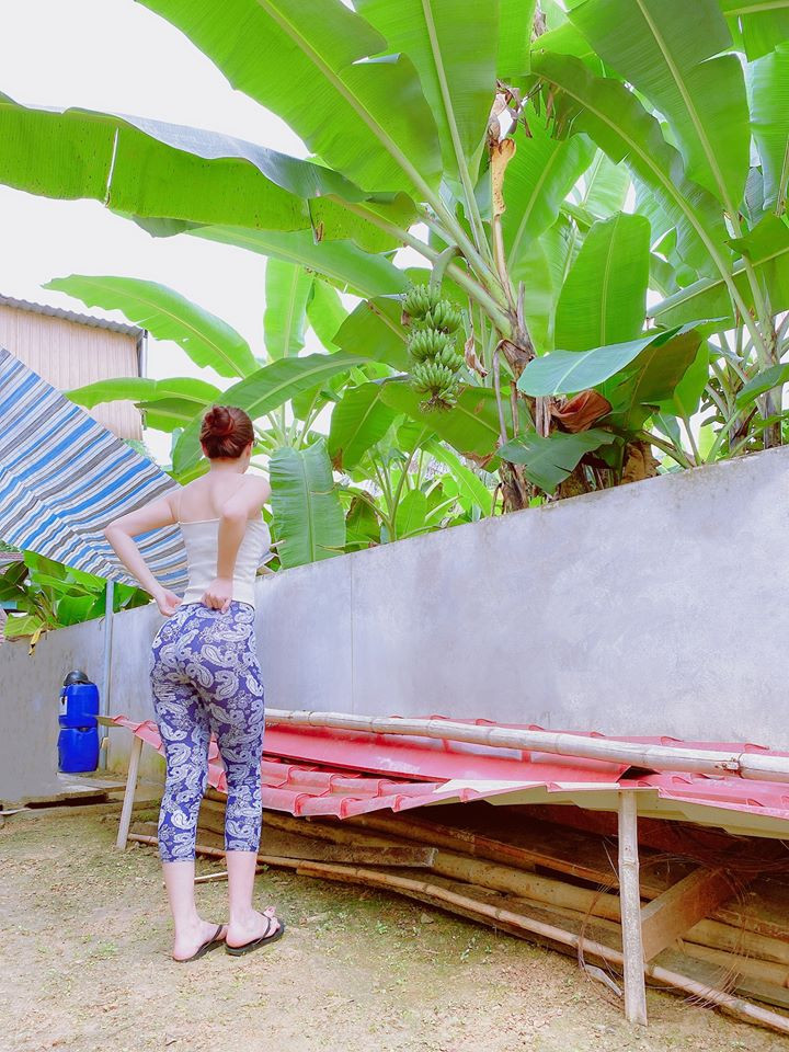 2 bài tập được Hằng Nguyễn chia sẻ để cải thiện số đo vòng 3 là squat và tập cùng tạ.