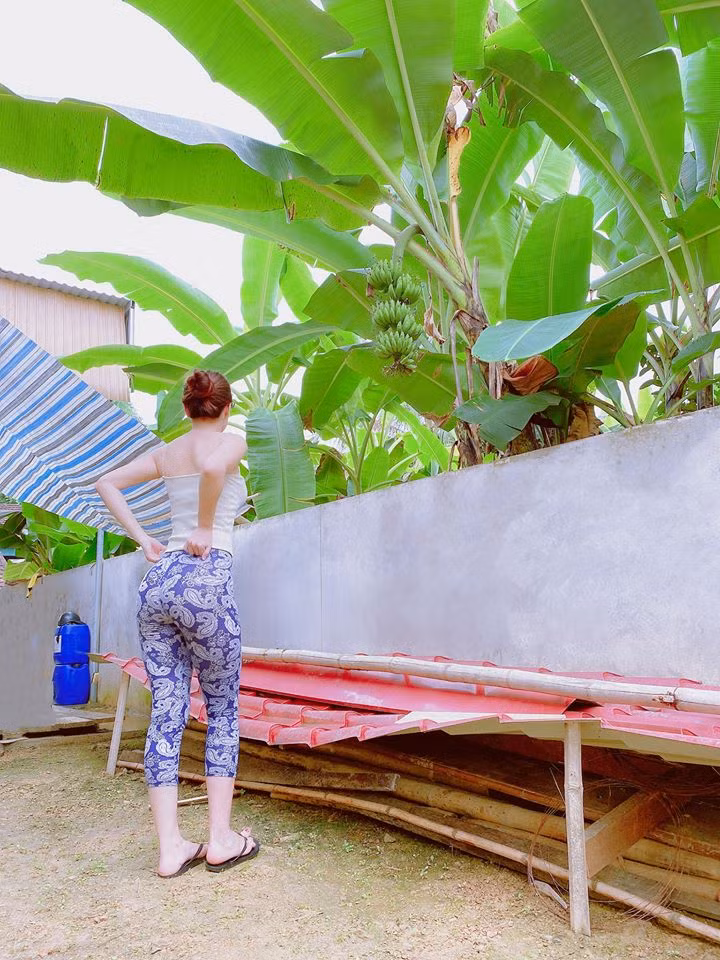 2 bài tập được Hằng Nguyễn chia sẻ để cải thiện số đo vòng 3 là squat và tập cùng tạ.