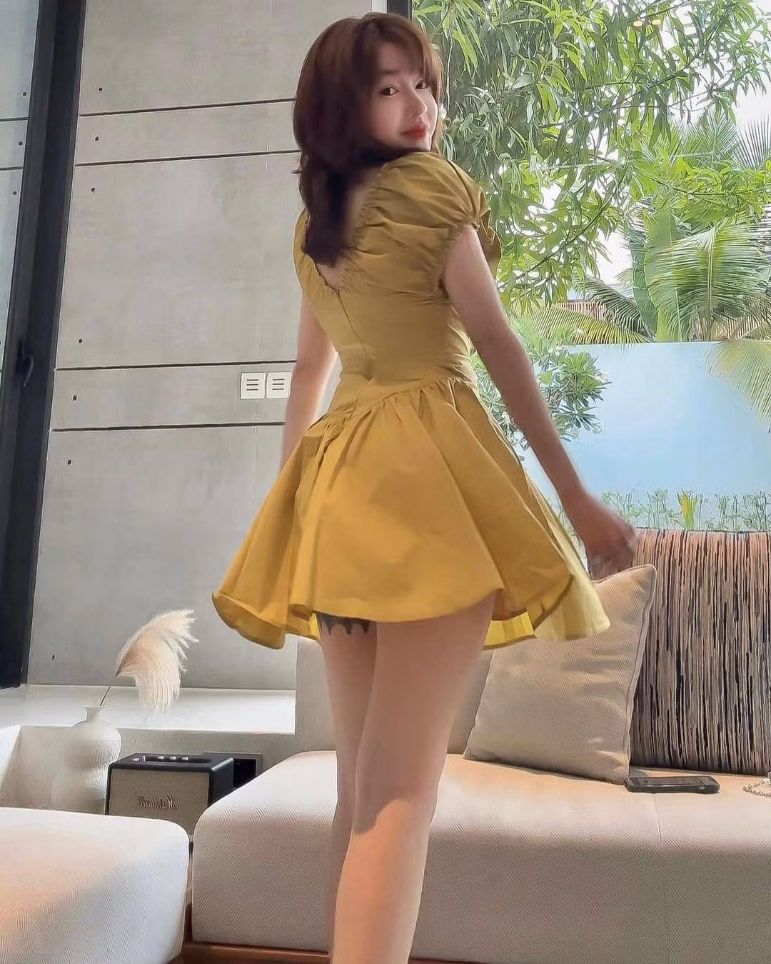 Elly Trần cũng chăm chỉ kinh doanh online mỹ phẩm, và hoạt động tích cực, tạo lập kinh tế riêng.