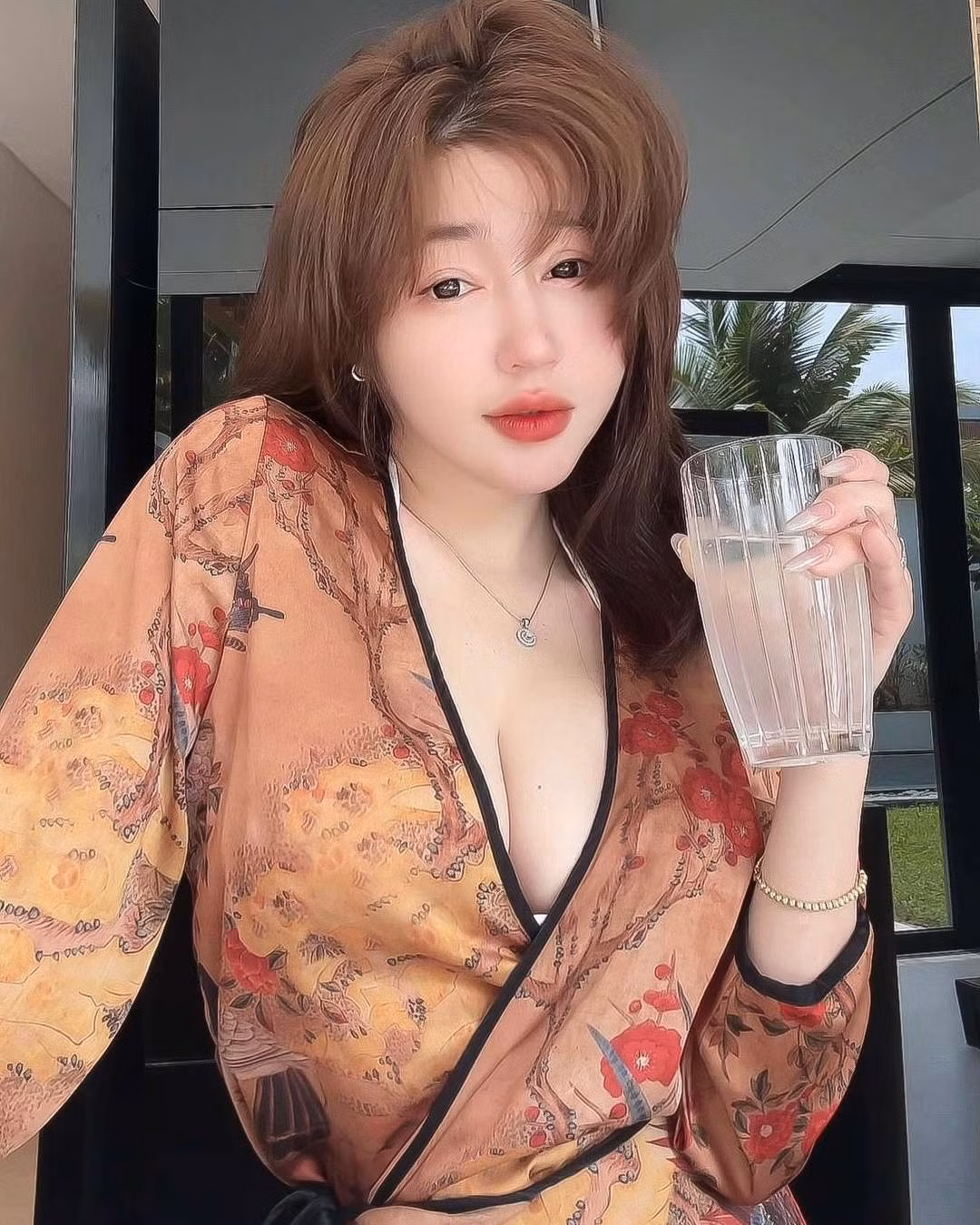 Dù bị chỉ trích hay được khen ngợi, cô vẫn không ngừng thể hiện sự tự tin và cá tính riêng của mình.