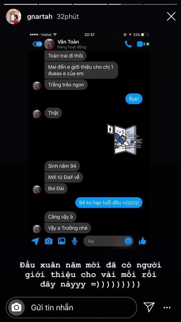 Ai cũng biết, Văn Toàn và Xuân Trường là bộ đôi rất thân cùng đang chơi cho CLB HAGL, việc cả hai biết rõ về nhau là chuyện quá bình thường. Mới đây, Văn Toàn quyết định giới thiệu đồng đội của mình cho một cô gái lạ càng chứng tỏ việc Trường "híp" đang độc thân.