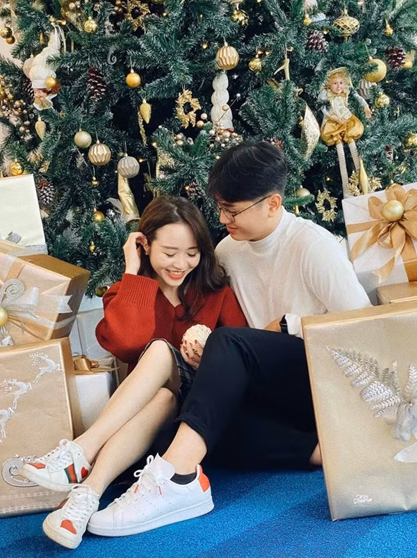 Trong khi đó, trên trang cá nhân của mình, bạn gái Xuân Trường là Nhuệ Giang lại liên tục đăng hình tình tứ bên trai lạ. Cô nàng không hoạt động giải trí, không làm mẫu ảnh, bởi vậy việc hợp tác chụp hình quảng cáo là không có. Mà chụp ảnh đôi như vậy thì càng không thể là bạn bè.