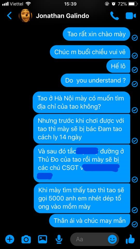 Ngay khi đồng ý lời kết bạn, "người bí ẩn" gửi một tin nhắn kèm một link không rõ nguồn gốc. Chỉ cần nhấp link, nhân vật ảo Jonathan Galindo sẽ gửi chính xác địa chỉ của bạn thông qua địa chỉ IP từ thiết bị đang sử dụng. Jonathan Galindo tiếp tục cho người nhận tin nhắn chọn một trong hai lựa chọn: Hoặc tham gia thử thách Cá Voi Xanh - Blue Whale Challenge hoặc gia đình bạn sẽ bị hại.