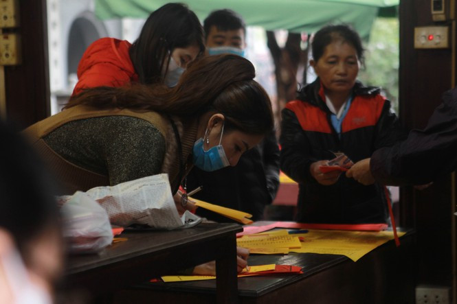 Ngươi đi lễ viết sớ cầu bình an, tài lộc, tình duyên