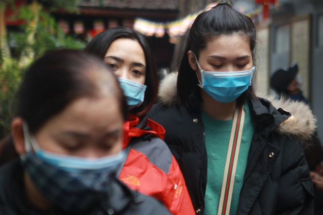 Dễ dàng nhìn thấy khắp nơi hình ảnh người dân đeo khẩu trang kín mít khi đi lễ trong những ngày này