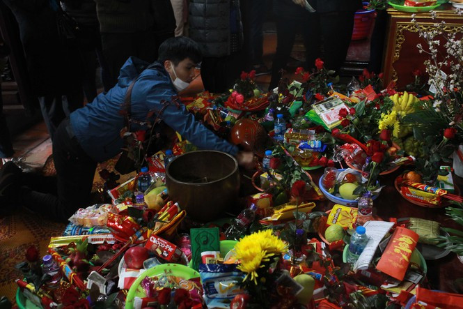 Lễ dâng chật kín trước ban thờ mẫu