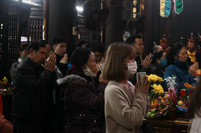  Chùa Hà chật cứng vào ngày Rằm dù Bộ Y tế đã khuyến cáo hạn chế tập trung đông người trong đợt dịch.