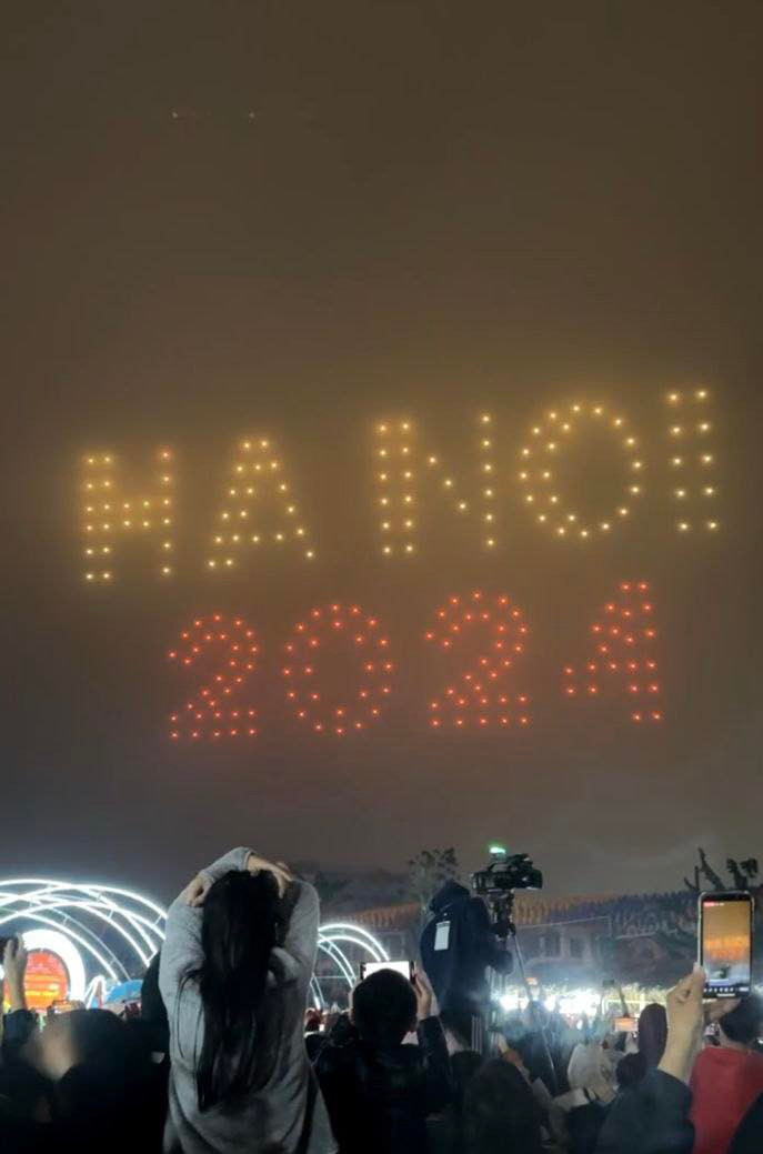 Màn biểu diễn kéo dài khoảng 15 phút, trình diễn các biểu tượng hoa, hương sắc Tây Hồ hoặc dòng chữ "Hương sắc Tây Hồ", "Geton Hanoi 2024"…