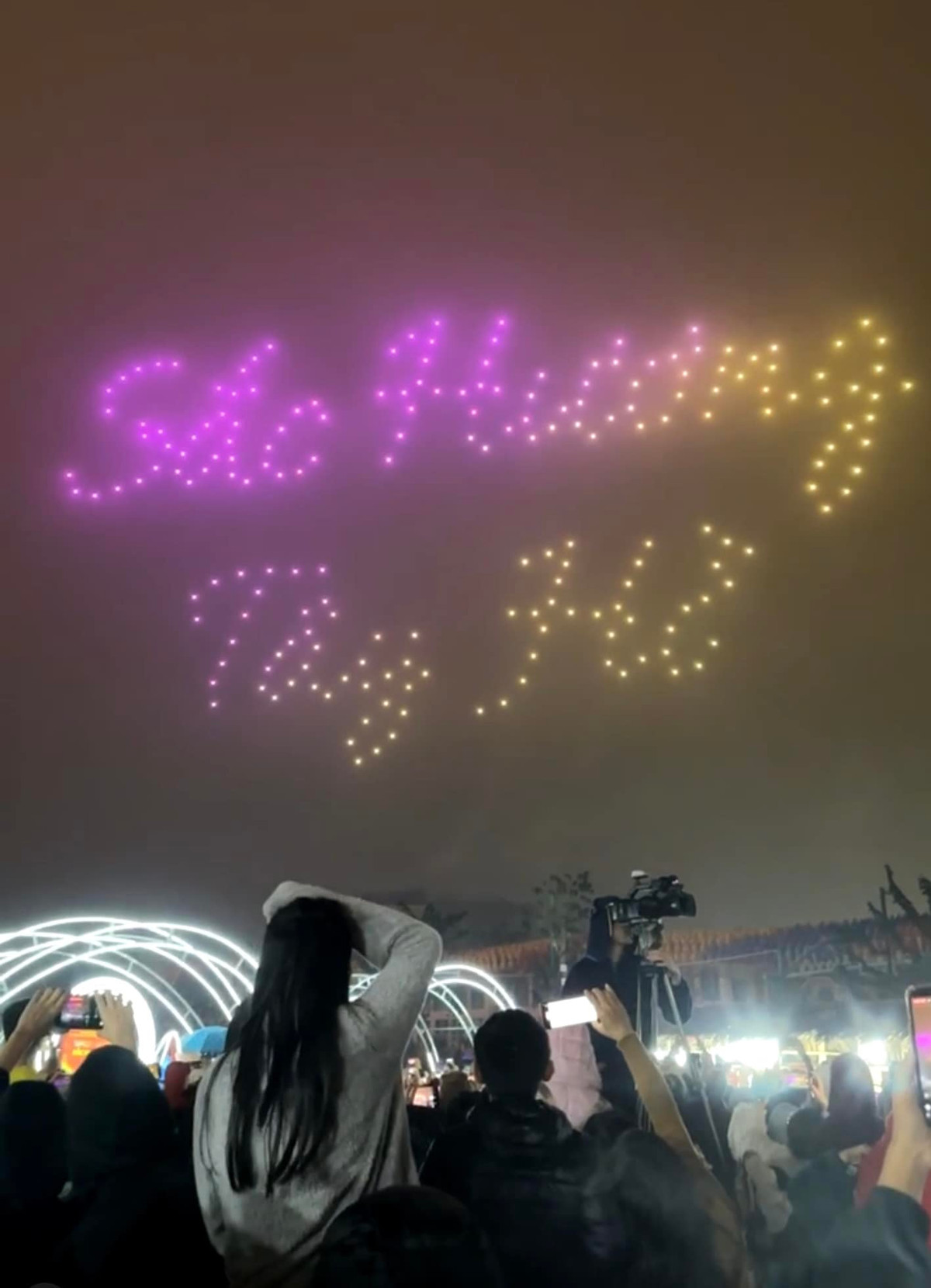 Hình ảnh những chiếc máy bay không người lái trên bầu trời Hà Nội