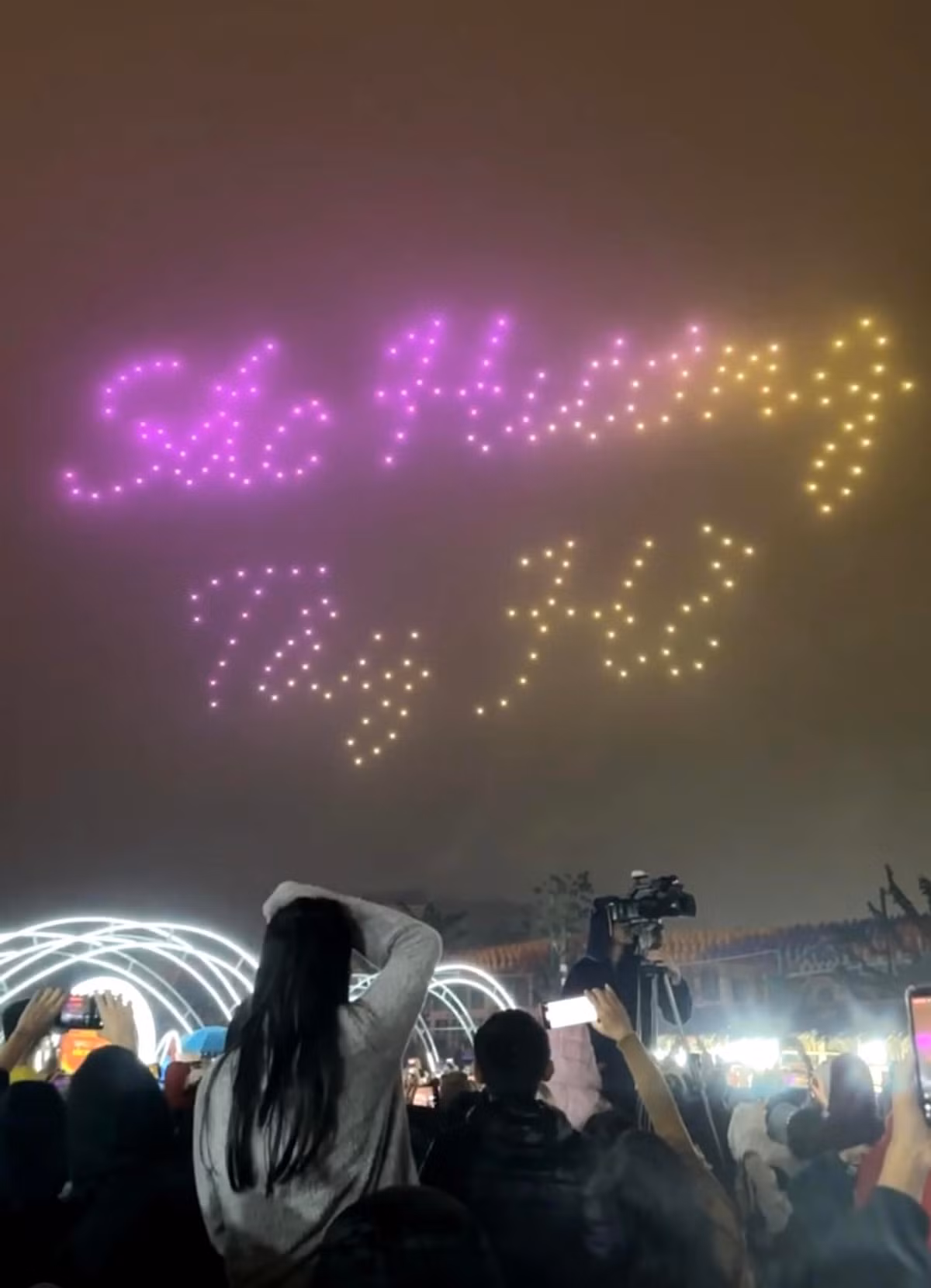 Hình ảnh những chiếc máy bay không người lái trên bầu trời Hà Nội