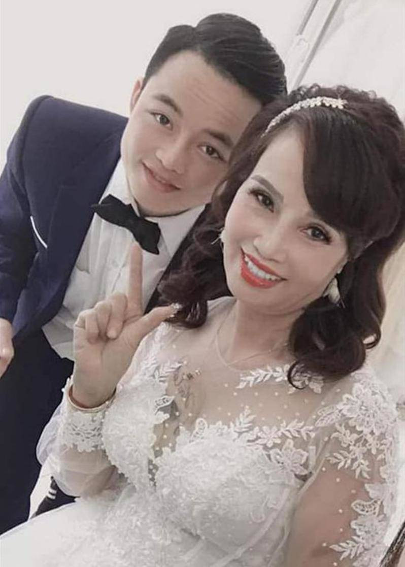 Kể từ thời điểm quen và kết hôn cùng chồng trẻ, “Cô dâu 62 tuổi” đã không ngại ngần công khai "dao kéo" và đầu tư cho chuyện làm đẹp. So với thời điểm 1 năm trước, nhan sắc hiện tại của Thu Sao quả thực trẻ trung và xinh đẹp hơn hẳn.