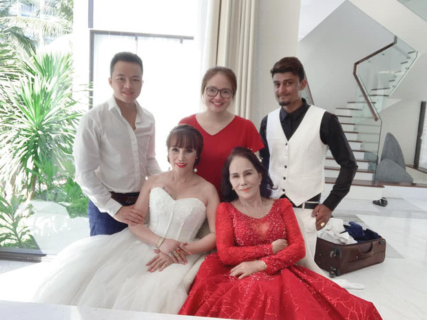 Điển hình nhất là cuộc hội ngộ của 2 cặp đôi "đũa lệch" trong chuyến du lịch để chụp ảnh chung thời gian qua. Khoác lên mình bộ váy cưới lộng lẫy, nhan sắc của cả hai cô dâu nhanh chóng "chiếm sóng" mạng xã hội.