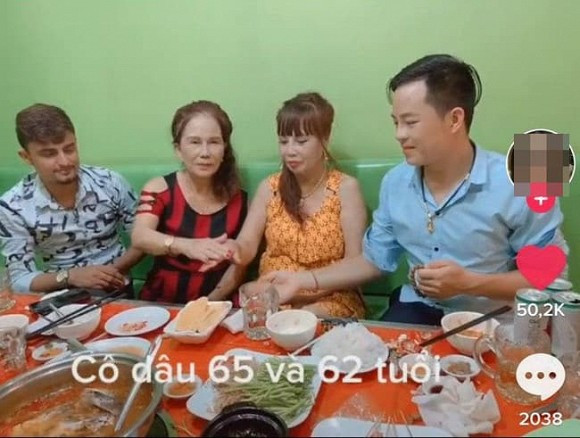 Chỉ cách nhau 2 tuổi, song không thể phủ nhận rằng Thu Sao sở hữu dung mạo trẻ trung hơn hẳn.