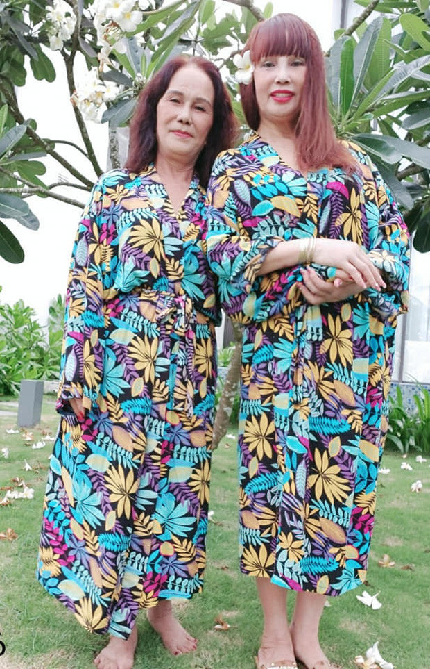 Mặc dù tuổi tác đã cao nhưng hai chị vẫn rất chịu chi đầu tư hẳn cho mình một bộ ảnh lung linh cũng như điểm tô lộng lẫy cho vẻ bề ngoài của mình để xứng đôi vừa lứa với chồng trẻ.