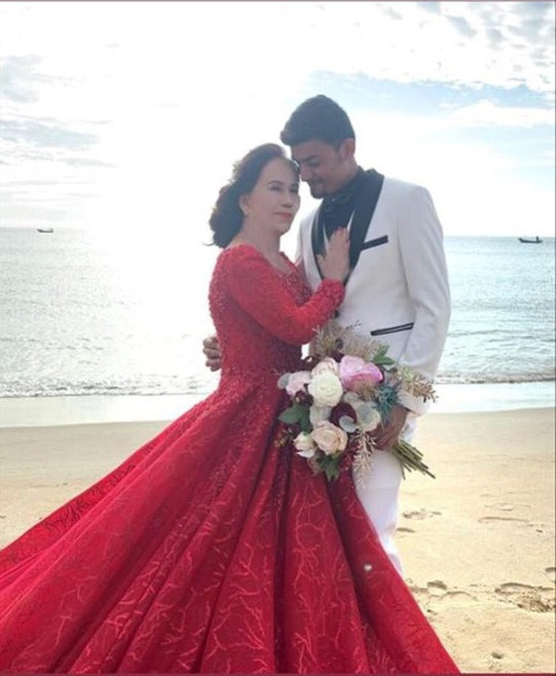 Cô dâu 65 tuổi Nguyễn Thị Hoa so với cô Thu Sao quả là một trời một vực, ngoài chuyện tuổi tác lớn hơn thì cô dâu này không quá coi trọng việc chỉn chu nhan sắc của mình để phù hợp với người chồng trẻ tuổi.