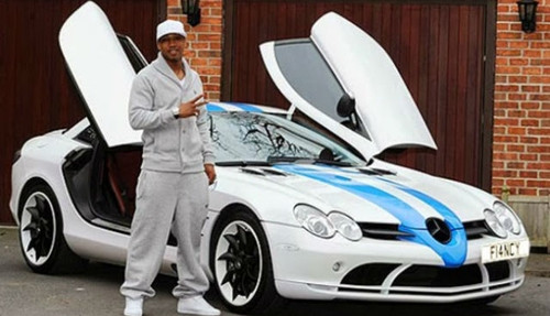 El Hadji Diouf đứng thứ 2 về siêu xe của cầu thủ với chiếc Mercedes SLR Mclaren với giá 636.000 USD. Xế hộp siêu sang này có kiểu mở cánh trông rất ngầu đúng với cá tính của cầu thủ người Senegal.