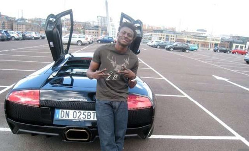 Obafemi Martins cũng là một fan cuồng nhiệt của hãng xe Lamborghini. Anh đang sở hữu "siêu bò" Lamborghini Murcielago với giá 379.000 USD. Cũng giống El Hadji Diouf, Martins chọn kiểu xe có dạng cử cách xoay lên phía trên khá cá tính.