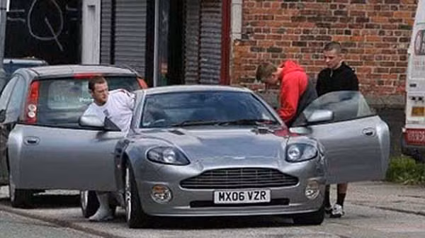 Rooney cũng là cầu thủ ưa hàng nội và anh chọn Aston Martin Vanquish S có giá 227.300 USD.