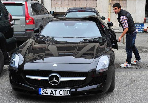 Một cầu thủ nữa là fan của Mercedes là Arda Turan. Anh có chiếc Mercedes SLS AMG giá khoảng 220.000 USD với kiểu mở cửa cánh rơi khá đặc biệt.
