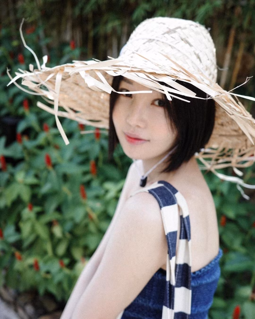 Không chỉ những hình ảnh đời thường hay chụp tạp chỉ, có thể đã can thiệp qua các app sửa ảnh, mà ngay cả ảnh ở hậu trường bộ phim mà cô đang ghi hình, khi Nam Gyu Ri gần như để mặt mộc, cô vẫn trông vô cùng trẻ trung. Chính vậy nữ diễn viên thường được gọi là mỹ nhân không tuổi.