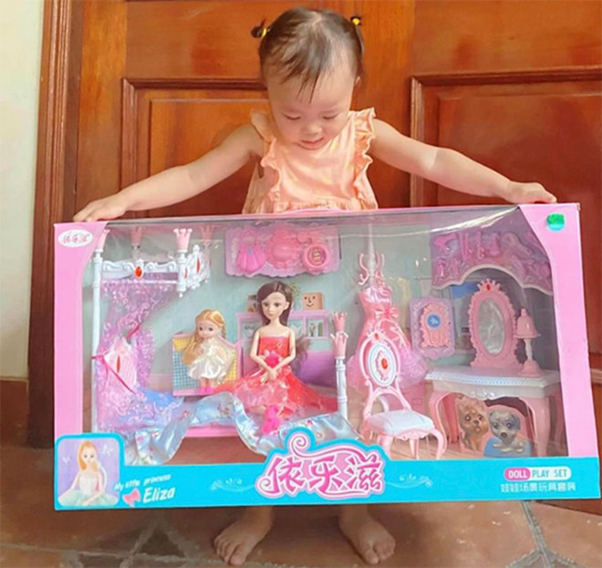 Đội trưởng ĐTQG Việt Nam tâm sự trước hành động này và gửi lời chúc đến cô con gái nhỏ: 'Chúc mừng sinh nhật 2 tuổi con gái yêu của ba mẹ! Chúc con luôn ngoan ngoãn, vui vẻ và luôn hạnh phúc nhé con yêu. Ba yêu con rất nhiều.