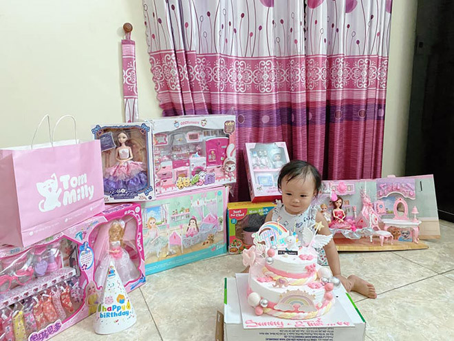 Sunny đáng yêu phồng má thổi nến mấy lần với vẻ mặt đầy thích thú, vui vẻ. Tuy nhiên không ngờ vào phút chót, 'ông bố lầy lội' lại bày tỏ tình cảm theo cách đặc biệt không giống ai.