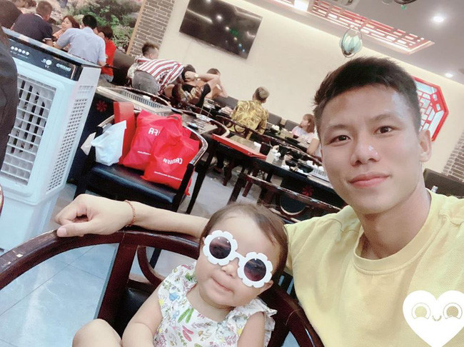 Ba xin lỗi nhưng sinh nhật phải úp bánh mới gọi là đầy ý nghĩa. Cảm ơn những lời chúc yêu thương và những món quà tuyệt vời của mọi người đã gửi tặng Sunny. Gia đình Sunny cảm ơn mọi người nhiều lắm ạ'.