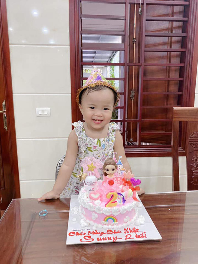 Nhân lúc Sunny không để ý, bố Hải đã bất ngờ dùng tay úp mặt Sunny vào chiếc bánh kem khiến con gái khóc oà. Hành động của Quế Ngọc Hải khiến chính vợ anh là Thùy Phương đã phải thốt lên 'ông bố lầy', nhiều fan hâm mộ cũng đồng tình phong tặng danh hiệu cho Quế Ngọc Hải là 'ông bố lầy nhất năm, đến con cũng không tha'.