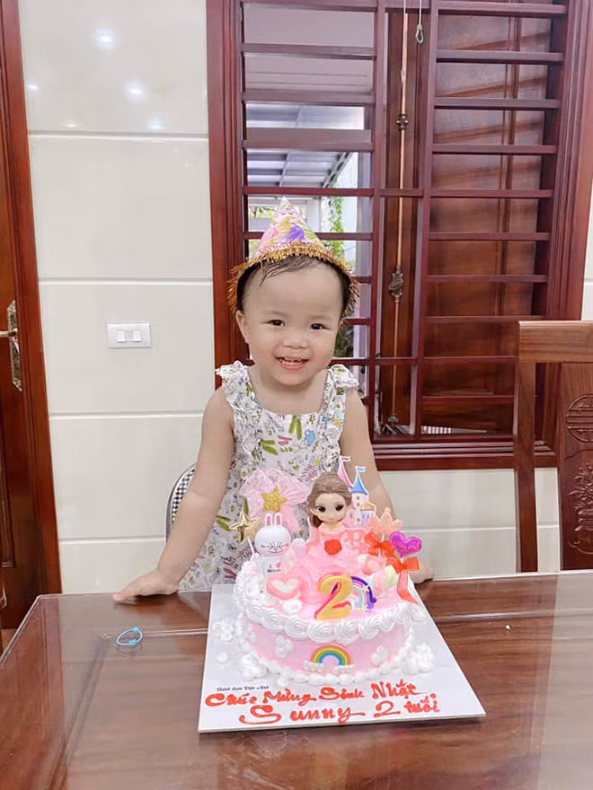 Nhân lúc Sunny không để ý, bố Hải đã bất ngờ dùng tay úp mặt Sunny vào chiếc bánh kem khiến con gái khóc oà. Hành động của Quế Ngọc Hải khiến chính vợ anh là Thùy Phương đã phải thốt lên 'ông bố lầy', nhiều fan hâm mộ cũng đồng tình phong tặng danh hiệu cho Quế Ngọc Hải là 'ông bố lầy nhất năm, đến con cũng không tha'.