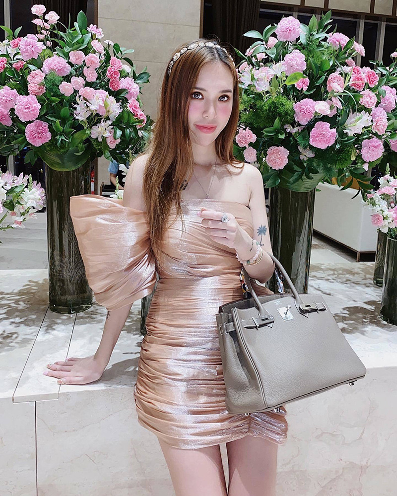 Sinh ra trong một gia đình giàu có ở Hà Nội, cô nàng rich kid này có đầy đủ điều kiện để học hành giỏi giang, ăn mặc sành điệu. Thế nhưng, điểm đặc biệt ở cô lại là chiều cao ấn tượng cùng đôi chân dài miên man hiếm có.