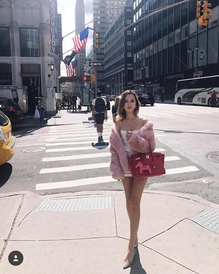 Tham gia các sự kiện nổi tiếng Uyên lại càng sexy táo bạo hơn nữa.